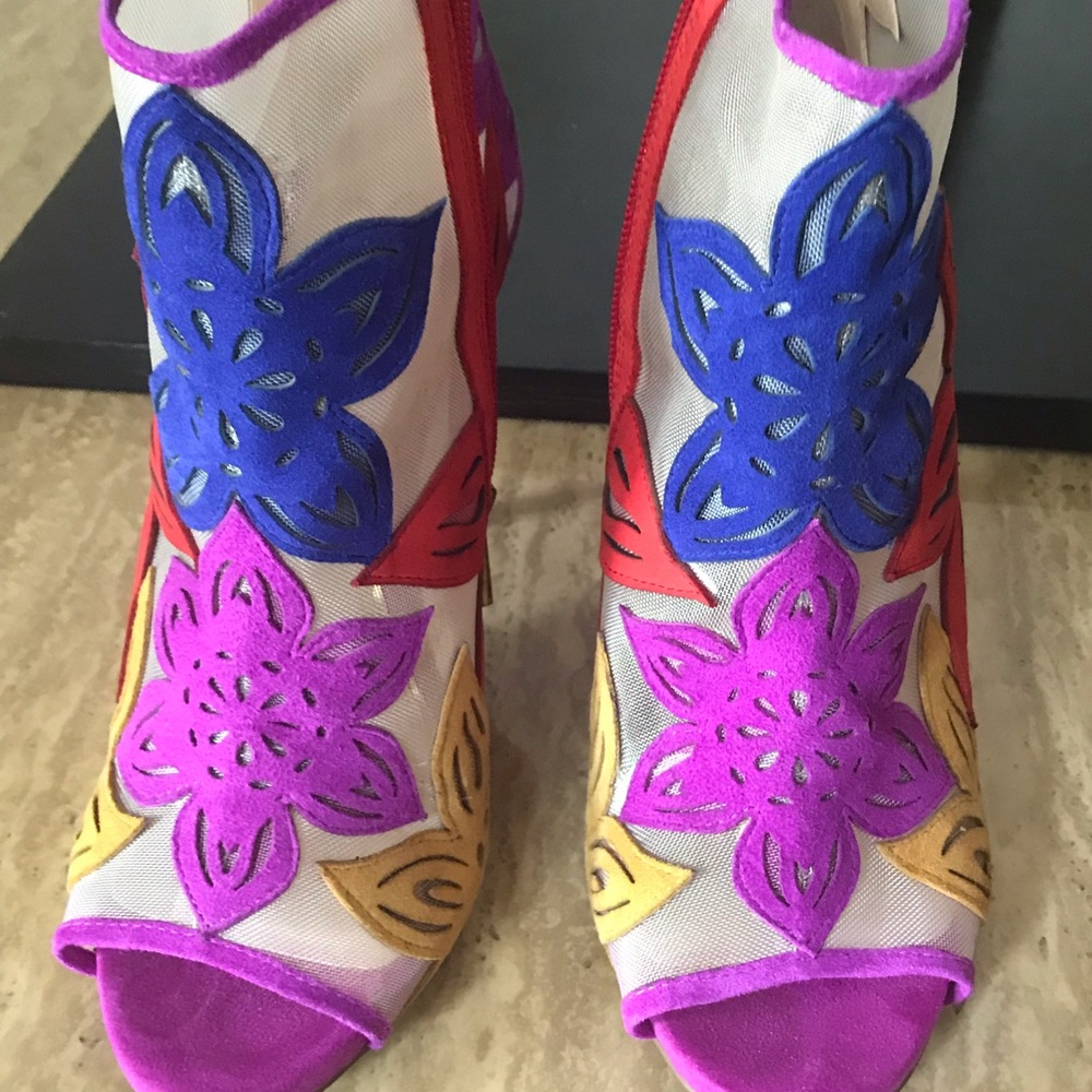 Flowerbomb booties